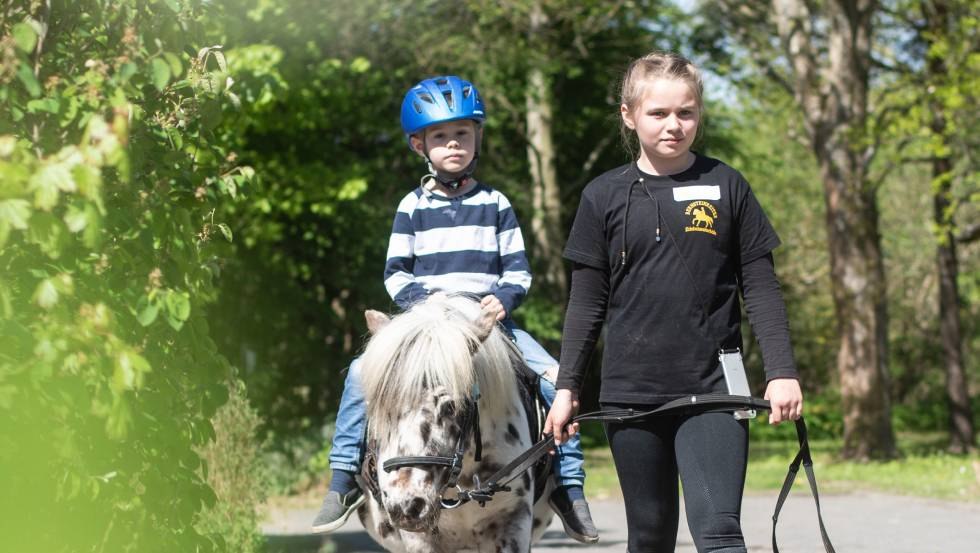Geführtes Ponyreiten oder Ponyspaziergang // © Bernsteinreiter Geführtes Ponyreiten oder Ponyspaziergang // © Bernsteinreiter