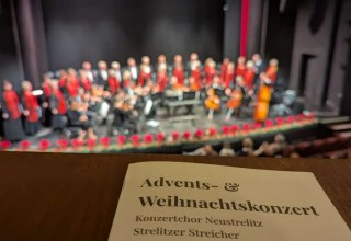 Der Konzertchor Neustrelitz zusammen mit den Strelitzer Streicher bei dem Adventskonzert 2024, © Thomas Wiedemann