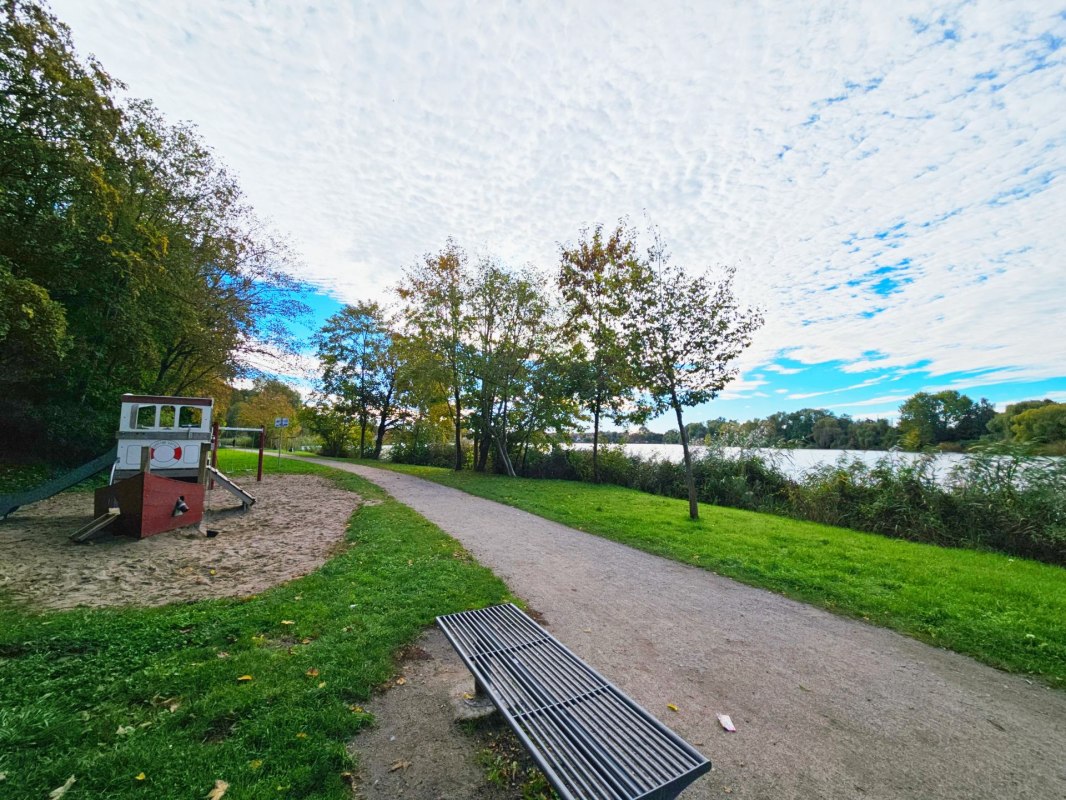 Speeltoestellen op de speelplaats aan de Bananenweg bij de Frankenteich // © Kredl Speeltoestellen op de speelplaats aan de Bananenweg bij de Frankenteich // © Kredl