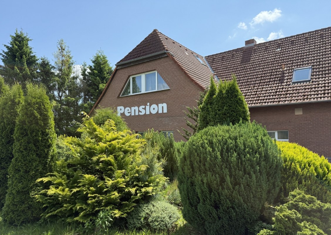 Vooraanzicht van het gastenverblijf // &copy; &copy; 2026 WBS Immobilienservice GmbH