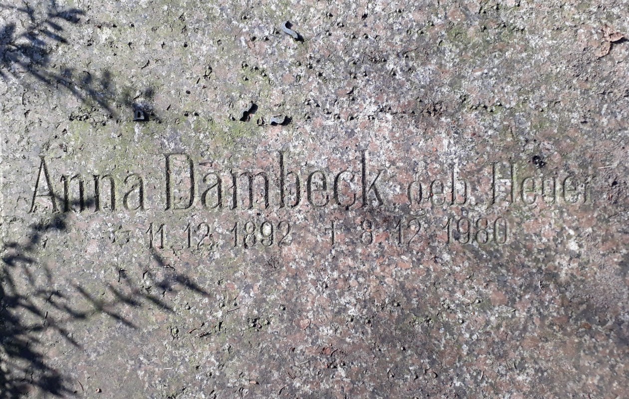 Grabstein auf dem St.-Jürgen-Friedhof, © Angela Pfennig Grabstein auf dem St.-Jürgen-Friedhof, © Angela Pfennig