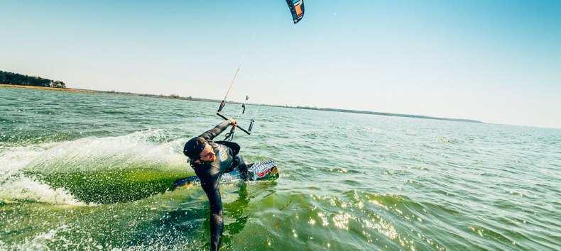 Kitesurfer im Saaler Bodden bei Sonnenschein // © Supremesurf/Dan Petermann Kitesurfer im Saaler Bodden bei Sonnenschein