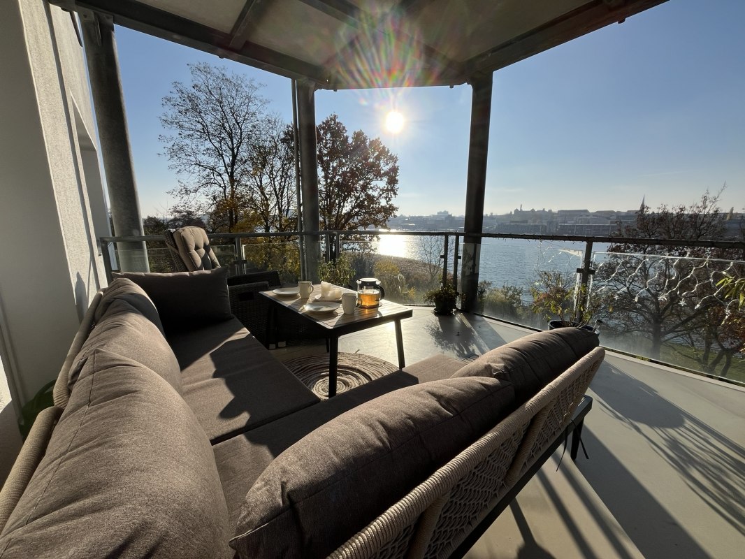 Traumhafter Balkon mit S&uuml;dlage. Hier kann man von Sonnenaufgang bis Sonnenuntergang den Blick auf die Warnow und Rostock genie&szlig;en. // &copy; Anja Bothe-Neues