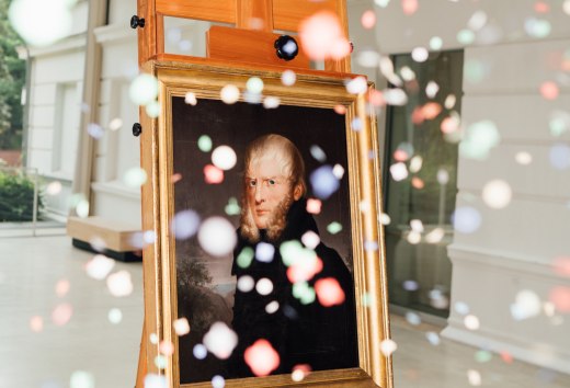 Es fliegt Konfetti vor dem Gem&auml;lde von Caspar David Friedrich - 250 Jahre