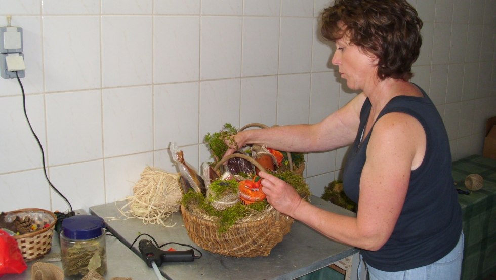 Pr&auml;sentk&ouml;rbe mit Produkten des Hofes // &copy; Bischoff