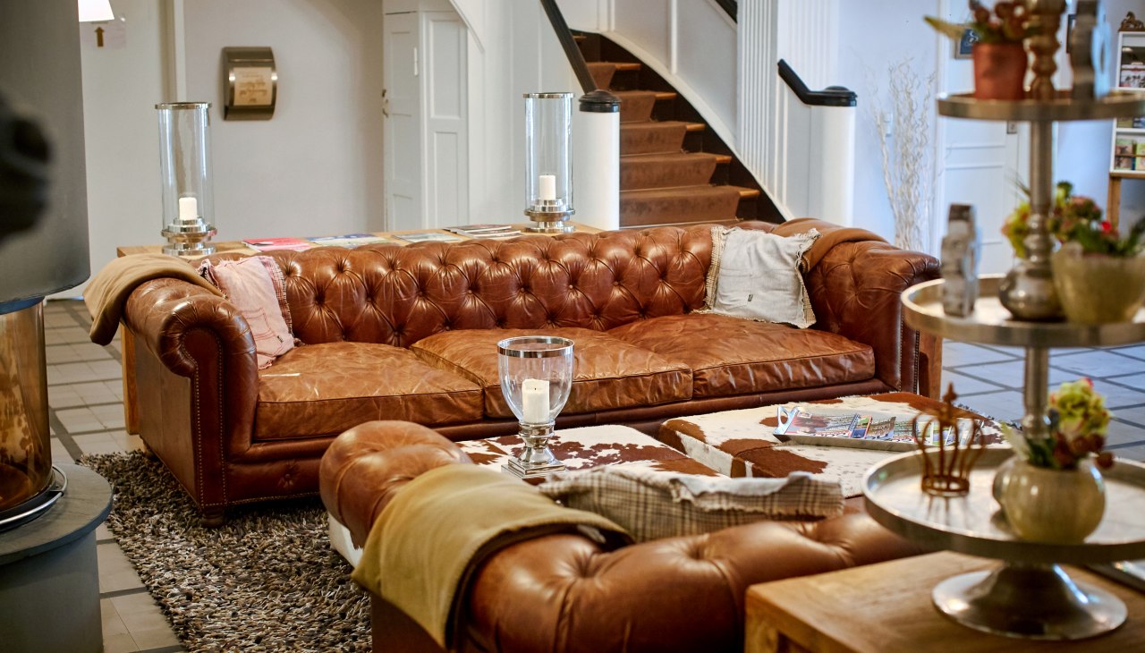 Einladendes Foyer mit Kamin und gemütlichen Sofas auf Gut Vorbeck, © Gut Vorbeck / Thomas Mandt Einladendes Foyer mit Kamin und gemütlichen Sofas auf Gut Vorbeck, © Gut Vorbeck / Thomas Mandt