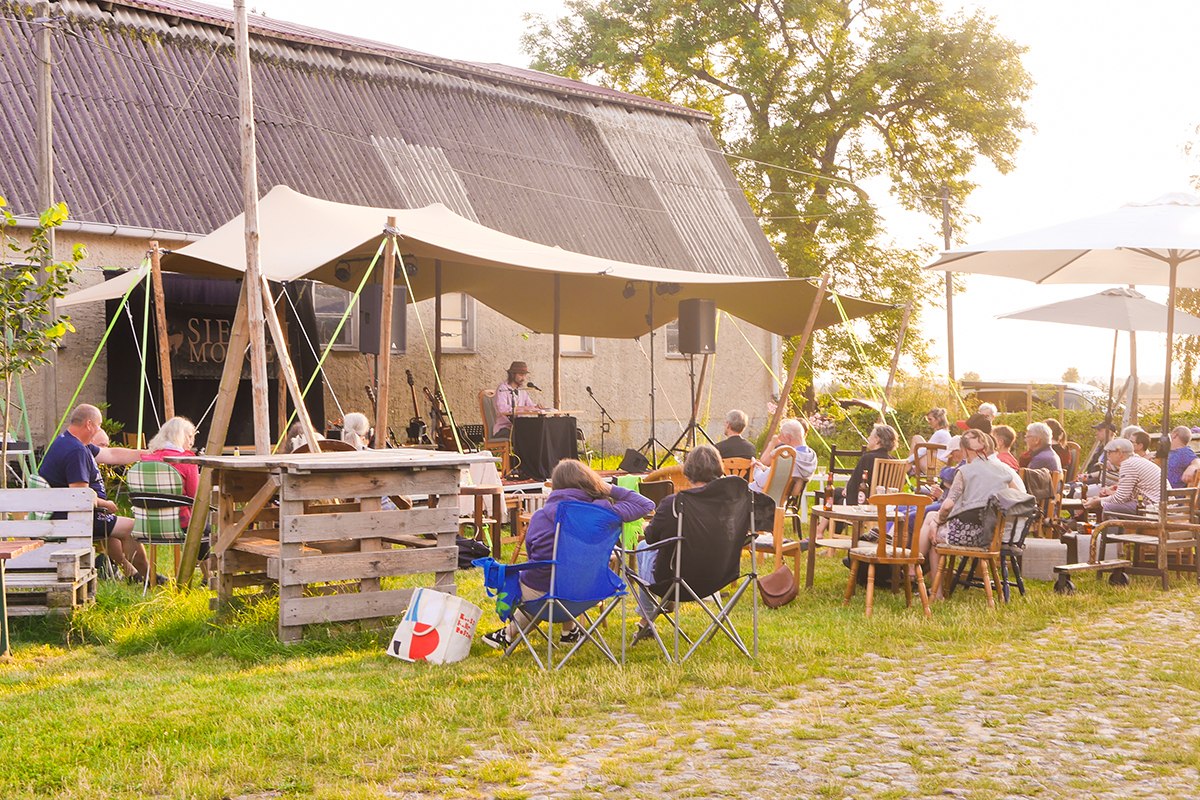 Lesung auf dem Kulturhof Letschow // © Kulturhof Letschow e.V. Lesung auf dem Kulturhof Letschow // © Kulturhof Letschow e.V.