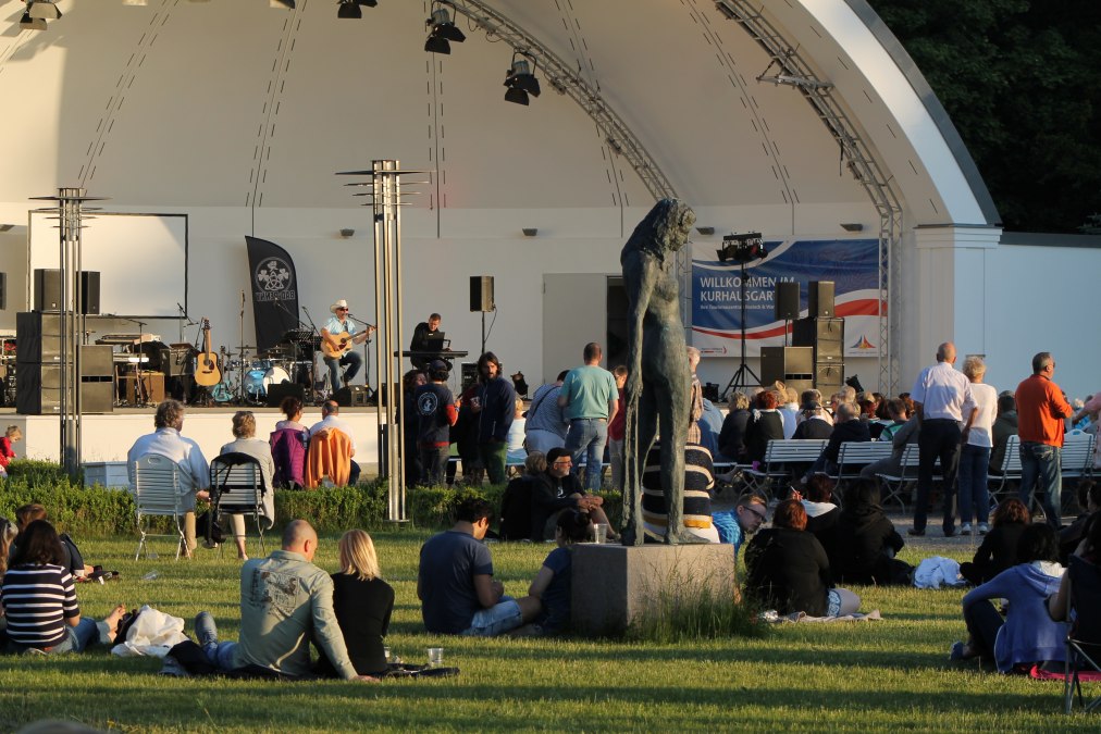 filmmusik-rock-revue-im-kurhausgarten, © Agentur Kulturmeer filmmusik-rock-revue-im-kurhausgarten, © Agentur Kulturmeer