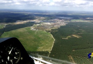 Blick aus dem Cockpit. Links im Vordergrund der Neustädter Flugplatz. Dahinter ist die Stadt Neustadt-Glewe mit dem Neustädter See zu sehen. // © SFC Neustadt-Glewe Blick aus dem Cockpit. Links im Vordergrund der Neustädter Flugplatz. Dahinter ist die Stadt Neustadt-Glewe mit dem Neustädter See zu sehen. // © SFC Neustadt-Glewe
