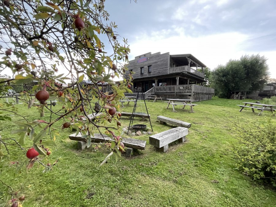 Lake Horse Ranch | Saloon & Feuerstelle, © TZ Südliche Boddenküste