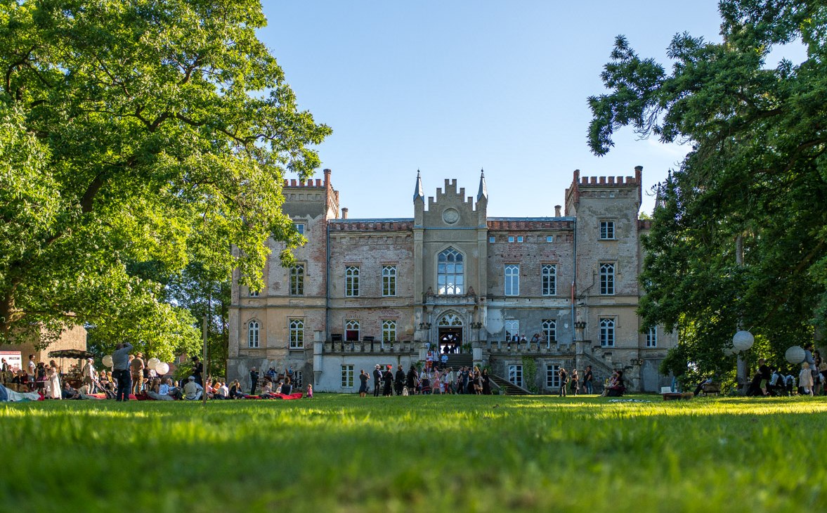 Die Gutsanlage in Frontansicht, © Herrenhaus Vogelsang / DOMUS Images Alexander Rudolph Die Gutsanlage in Frontansicht, © Herrenhaus Vogelsang / DOMUS Images Alexander Rudolph