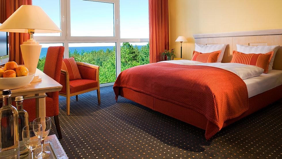Alle Zimmer bieten mit großen Fenstern einen Ausblick auf die knorrigen Kiefern oder die Dünenlandschaft mit der Ostsee // © Strandhotel Fischland Alle Zimmer bieten mit großen Fenstern einen Ausblick auf die knorrigen Kiefern oder die Dünenlandschaft mit der Ostsee // © Strandhotel Fischland