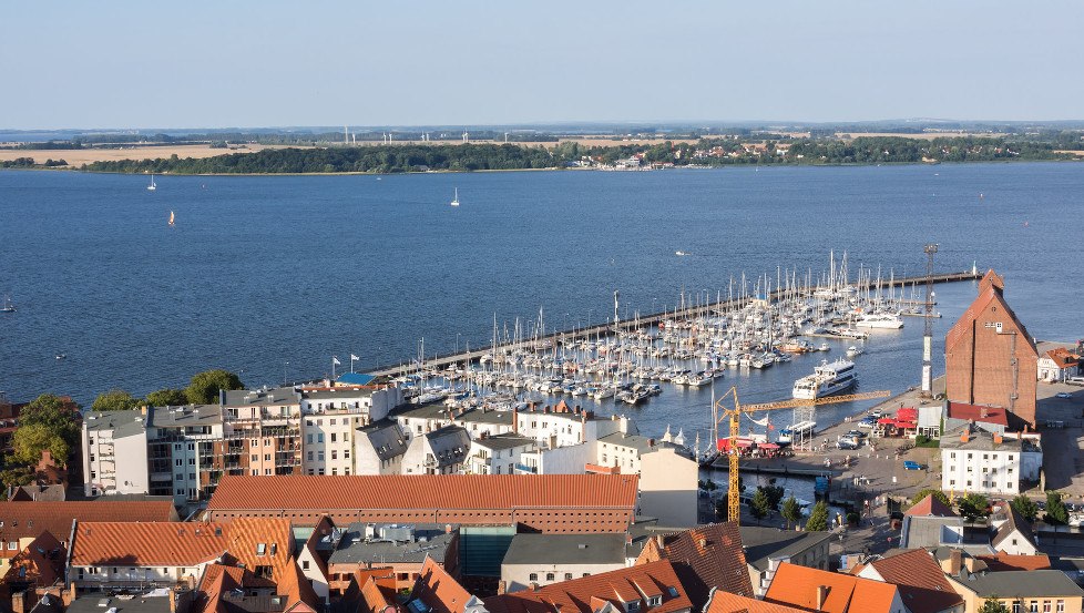 Mit der Webcam in Altef&auml;hr auf R&uuml;gen den wundervollen Ausblick auf die Hansestadt Stralsund erleben. , &copy; Erik Hart