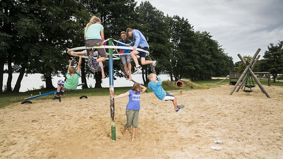 Unser gro&szlig;er Spielplatz mit Blick auf den Schweriner See // &copy; Campingplatz Seehof GmbH