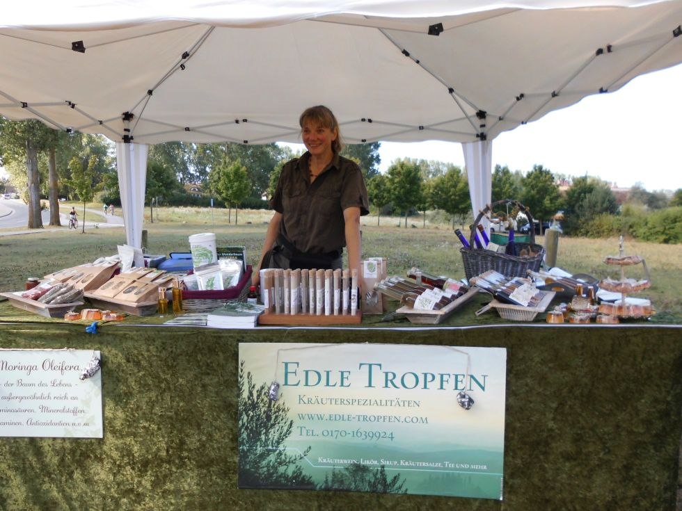 Specialiteiten op de wekelijkse markt // &copy; Heike Voigt - Edle Tropfen Kr&auml;uterspezialit&auml;ten