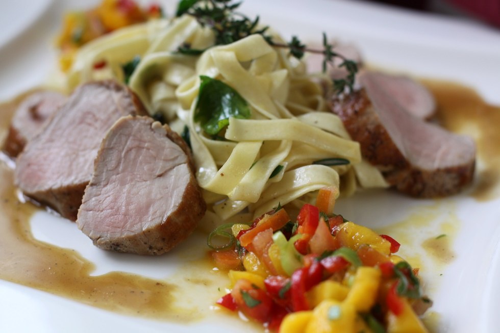 Schweinefilet mit Chili-Mango-Salsa // &copy; Andreas Meenke