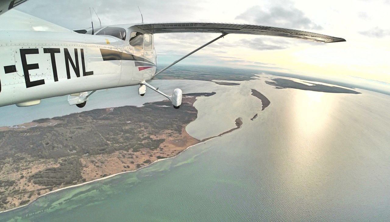 Rundflug über der Halbinsel Wustrow am Salzhaff, Richtung Hansestadt Wismar und der Insel Poel, © ostseeflug.com Rundflug über der Halbinsel Wustrow am Salzhaff, Richtung Hansestadt Wismar und der Insel Poel, © ostseeflug.com