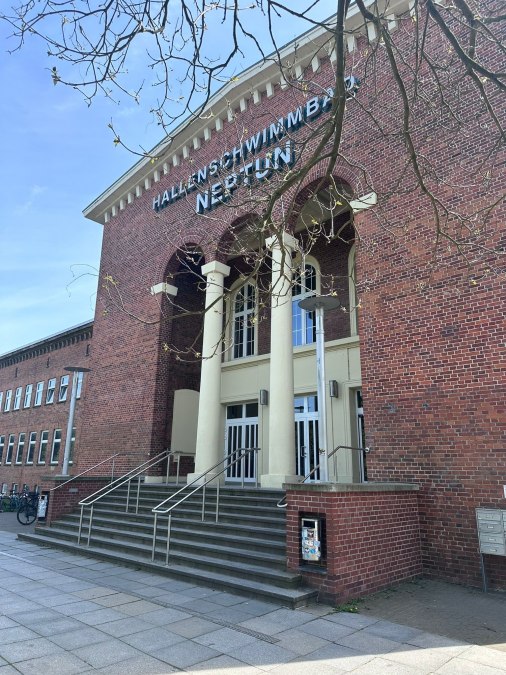 Neptunschwimmhalle Außenansicht Haupteingang, © TMV_Hoehle Neptunschwimmhalle Außenansicht Haupteingang, © TMV_Hoehle