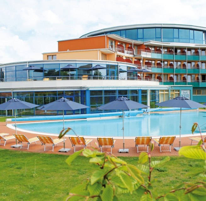 Het kuuroord Waren (M&uuml;ritz) met thermaal zoutwater buitenbad, &copy; Kurzentrum Waren (M&uuml;ritz)