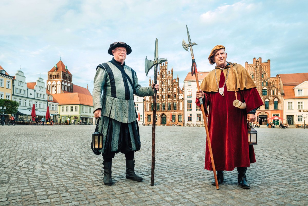 Zwei greifswalder Nachtwächter bei Führung // © Wally Pruss Zwei greifswalder Nachtwächter bei Führung // © Wally Pruss