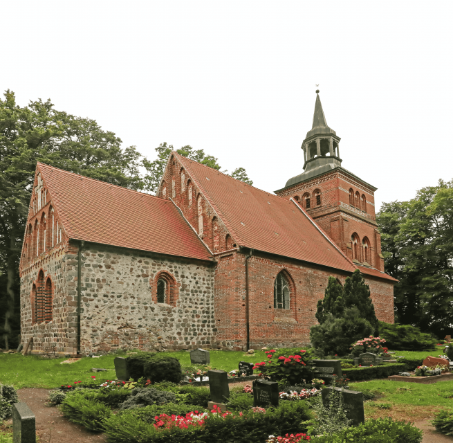 Seitenansicht der Kirche und Friedhof, &copy; TMV/Gohlke