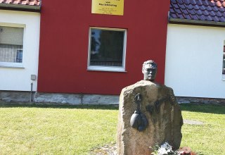Gedenkstein Max Schmeling vor dem Geburshaus // &copy; Angelika Michaelis