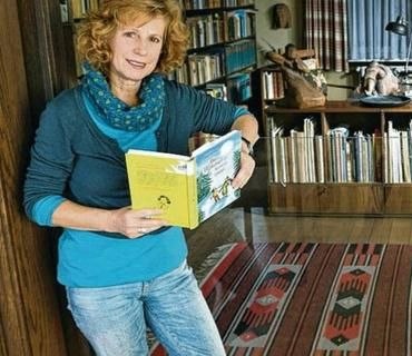 Heidi Gre&szlig;mann im Arbeitszimmer von Ehm Welk // &copy; Heide Niemann-Rabe