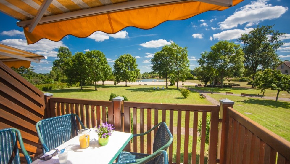 Genie&szlig;en Sie den Ausblick auf den Park und den See // &copy; Ferienpark Mecklenburg