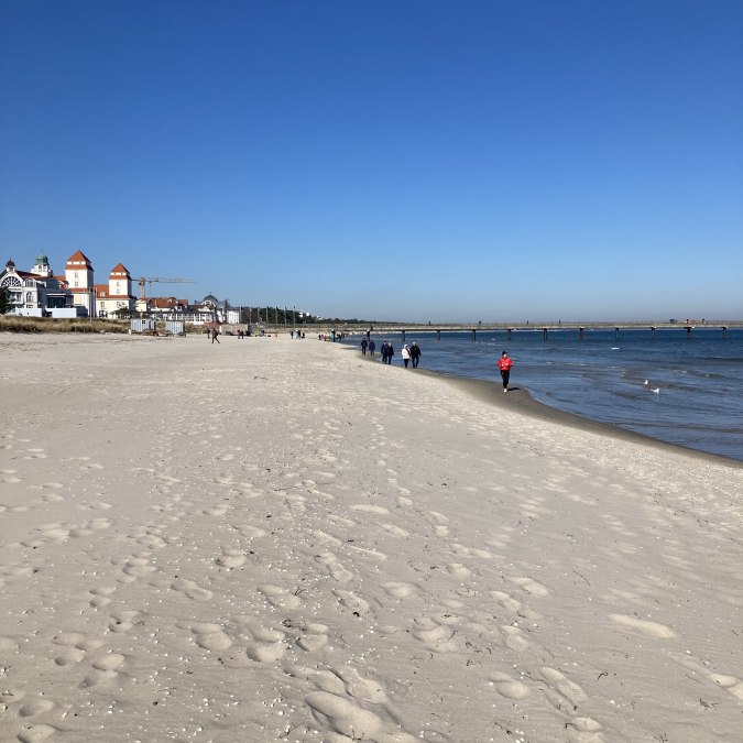 Kilometerlanger weißer Traumstrand mit Seebrücke und Kurhaus Binz, © www.binz-ferienhaus.de