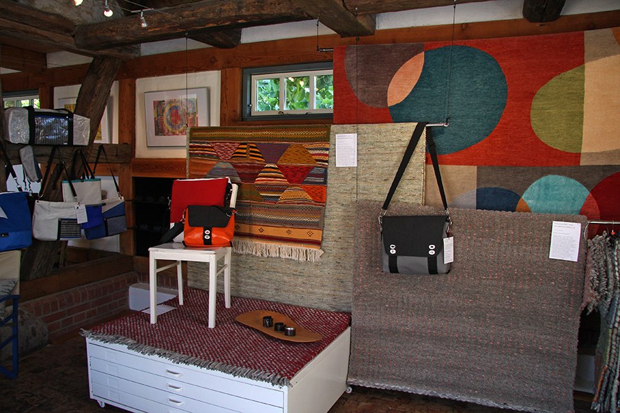 Textile Manufaktur und Galerie-eigene Teppichkollektionen, handgewebt und handgek&uuml;pft, in   Ma&szlig;en und Farben individualisierbar..-Taschen aus unserer Segelmacherei in Persenningtuch, LKW Plane, Carbonlaminat..-Sonnensegel, &copy; Antje Reschwamm