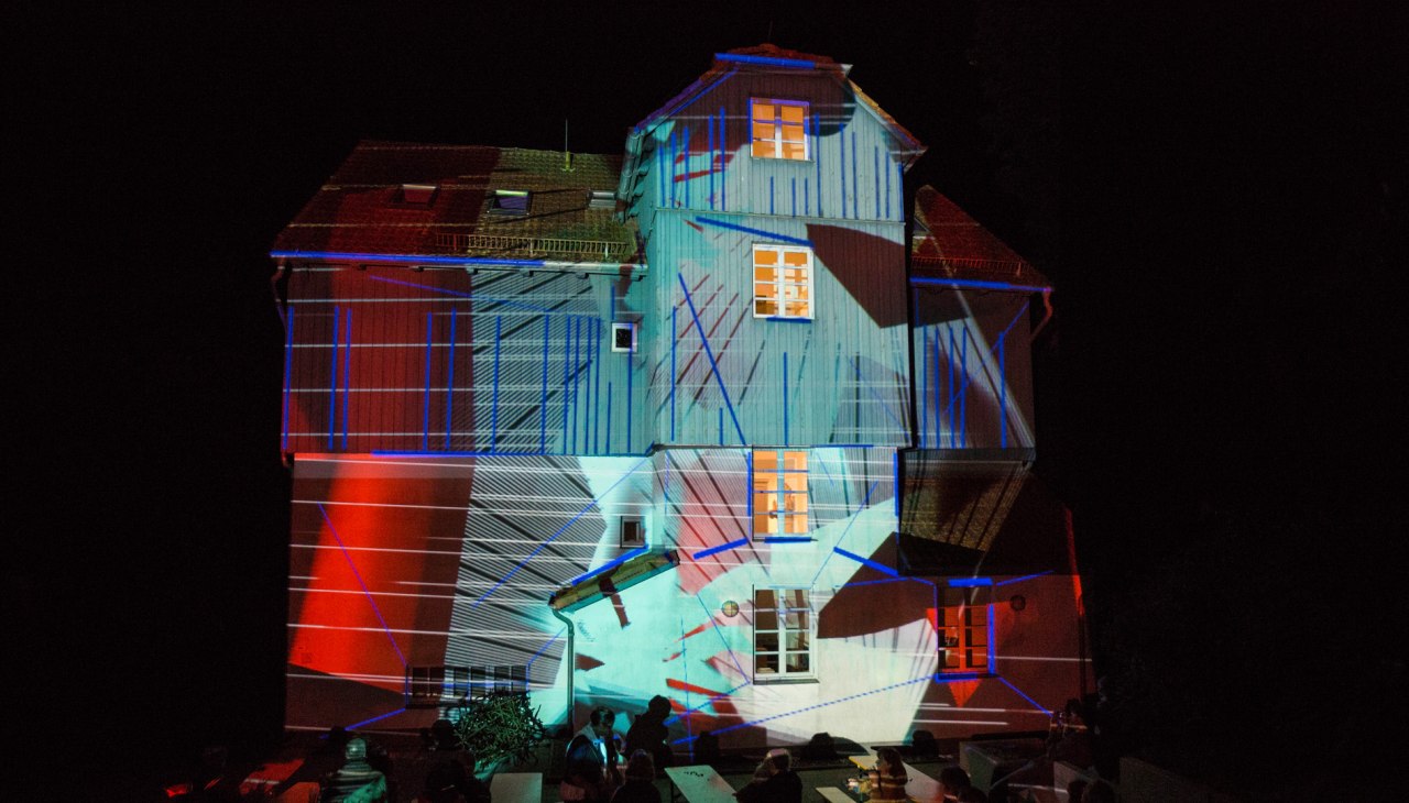 K&uuml;nstlerhaus Lukas geh&uuml;llt in Lichtprojektion von Phillip Geist, &copy; Kurverwaltung Ahrenshoop &middot; Foto voigt&kranz UG, Prerow