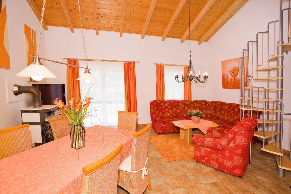 Gem&uuml;tliches Wohnzimmer mit Kaminofen, &copy; Ringfoto Steindorf-Sabath