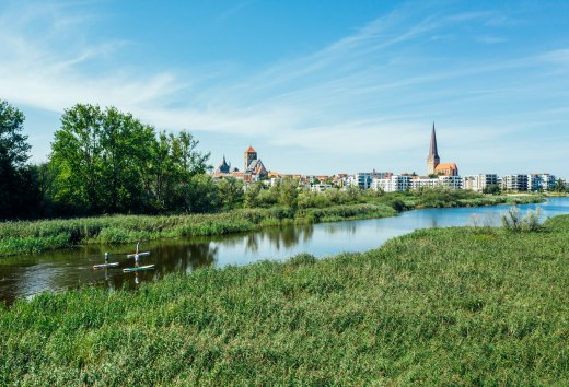 Stadt und Natur auf einem Blick an der Warnow in Rostock. // © MV-T/Gänsicke Stadt und Natur auf einem Blick an der Warnow in Rostock. // © MV-T/Gänsicke