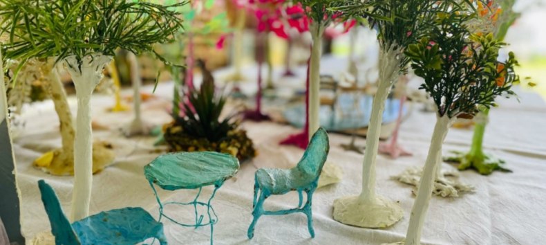 Doris Helene G&uuml;nzel pr&auml;sentiert die faszinierende Welt der Miniaturen aus Lehm, Holz, Keramik, Pappe &hellip; // &copy; proVie Theater