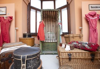 Historischer Strandkorb mit Bademoden und Reisegep&auml;ck des 19. Jahrhunderts. // &copy; Stadt- und B&auml;dermuseum Bad Doberan