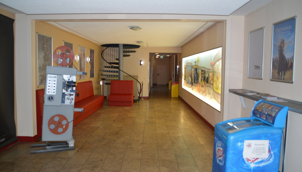 Im Foyer des Kinos befinden sich gem&uuml;tliche Sitzgelegenheiten., &copy; Wobau Demmin GmbH