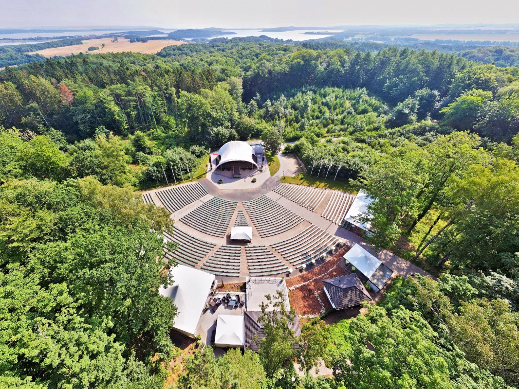 Event-Location mit Kapazität für über 5.000 Besucher: die Waldbühne Rügen // © Waldbühne Rügen GmbH& Co.KG Event-Location mit Kapazität für über 5.000 Besucher: die Waldbühne Rügen // © Waldbühne Rügen GmbH& Co.KG
