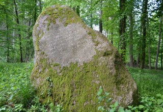 2. Findling mit Inschrift // &copy; Lutz Werner
