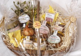 Pommernkorb gefüllt mit regionalen Produkten, © Original Bauerngarten Manufaktur Pommernkorb gefüllt mit regionalen Produkten, © Original Bauerngarten Manufaktur