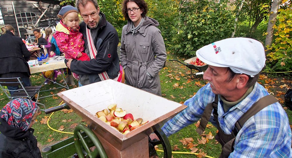 Frischer Saft wird aus &Auml;pfeln gepresst, &copy; Freilichtmuseum Klockenhagen