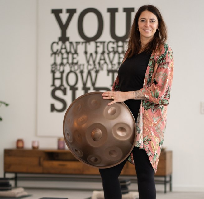 Nadine, Leiterin des Handpan Workshops mit Handpan in der Hand. // © Nishā Yoga GbR Nadine, Leiterin des Handpan Workshops mit Handpan in der Hand. // © Nishā Yoga GbR