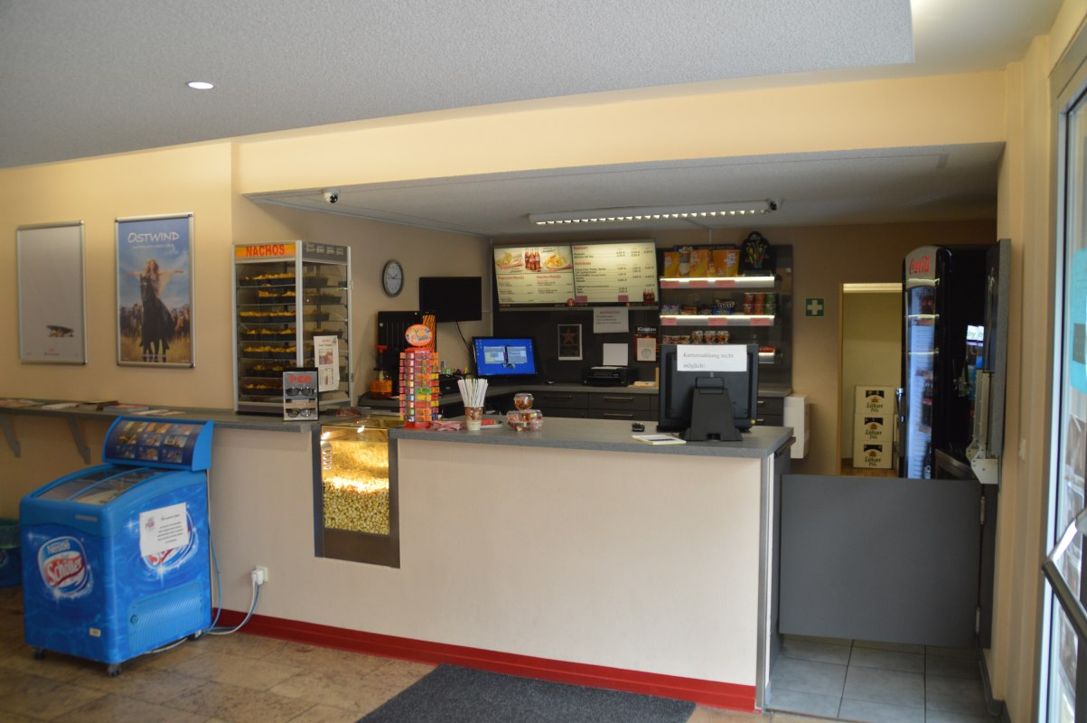 An der Kasse bekommt man eine gro&szlig;e Auswahl an Snacks und Erfrischungen. // &copy; Wobau Demmin GmbH