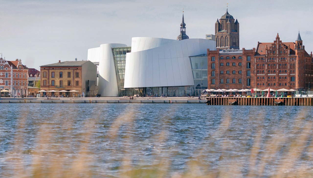 Außenansicht des OZEANEUMs von der Hafenseite aus, © Anke Neumeister/Deutsches Meeresmuseum Außenansicht des OZEANEUMs von der Hafenseite aus, © Anke Neumeister/Deutsches Meeresmuseum