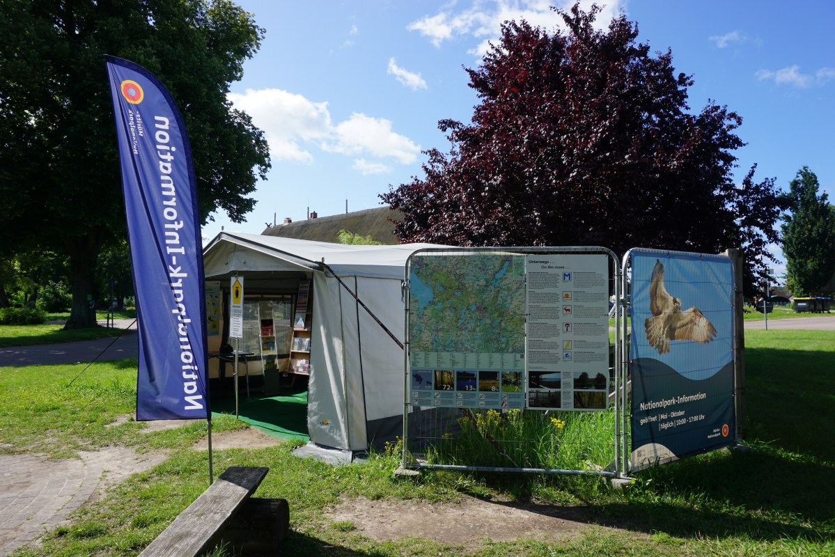 Während der Sanierung des Gutshauses befindet sich die Info in einem Campingwagen. // © Wiebke Döbbert Während der Sanierung des Gutshauses befindet sich die Info in einem Campingwagen. // © Wiebke Döbbert