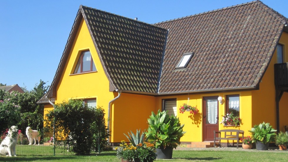 R&uuml;ckansicht, rechts der Eingang zur Ferienwohnung // &copy; Richter
