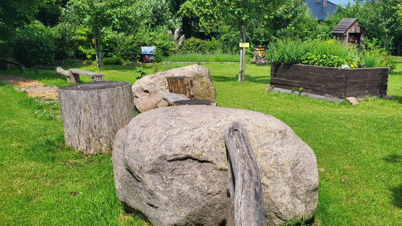 Rastplatz Immenwiese mit Freilichtmuseum in Grambow mit Hochbeeten // &copy; Tourismusverband Mecklenburg-Schwerin