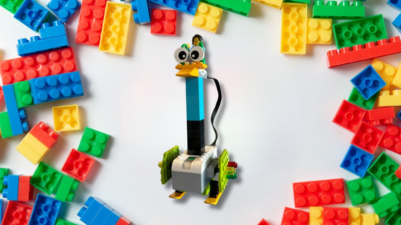 Ein kleiner Roboter wurde mit Lego gebaut und programmiert und ist auf einen wei&szlig;en Hintergrund projeziert. // &copy; Stadtbibliothek Stralsund