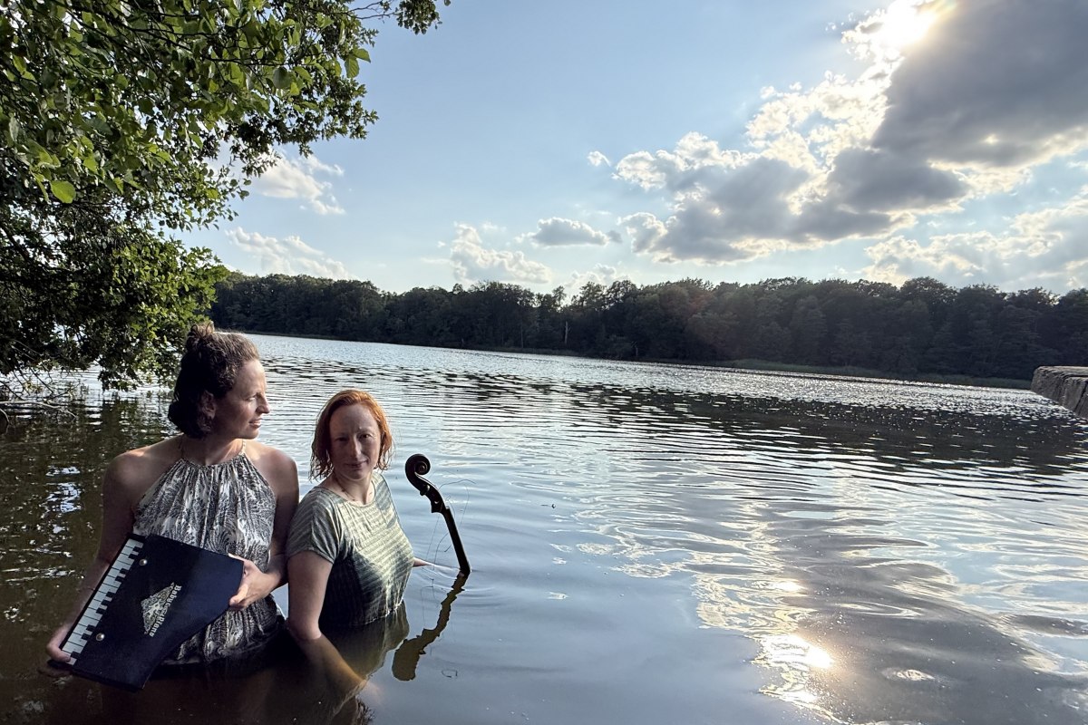 Sonja Lena Schmid en Anne von Twardowski, oprichtsters van „Rauschen am See” aan het Neuenkirchener Meer // © Mohrmann Sonja Lena Schmid en Anne von Twardowski, oprichtsters van „Rauschen am See” aan het Neuenkirchener Meer // © Mohrmann