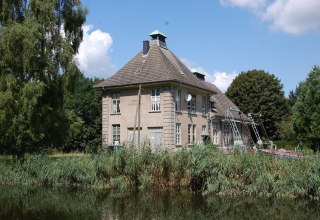 Am Giebel zum Elde-Kanal ist noch der alte Schriftzug zu sehen. // &copy; Gabriele Skorupski