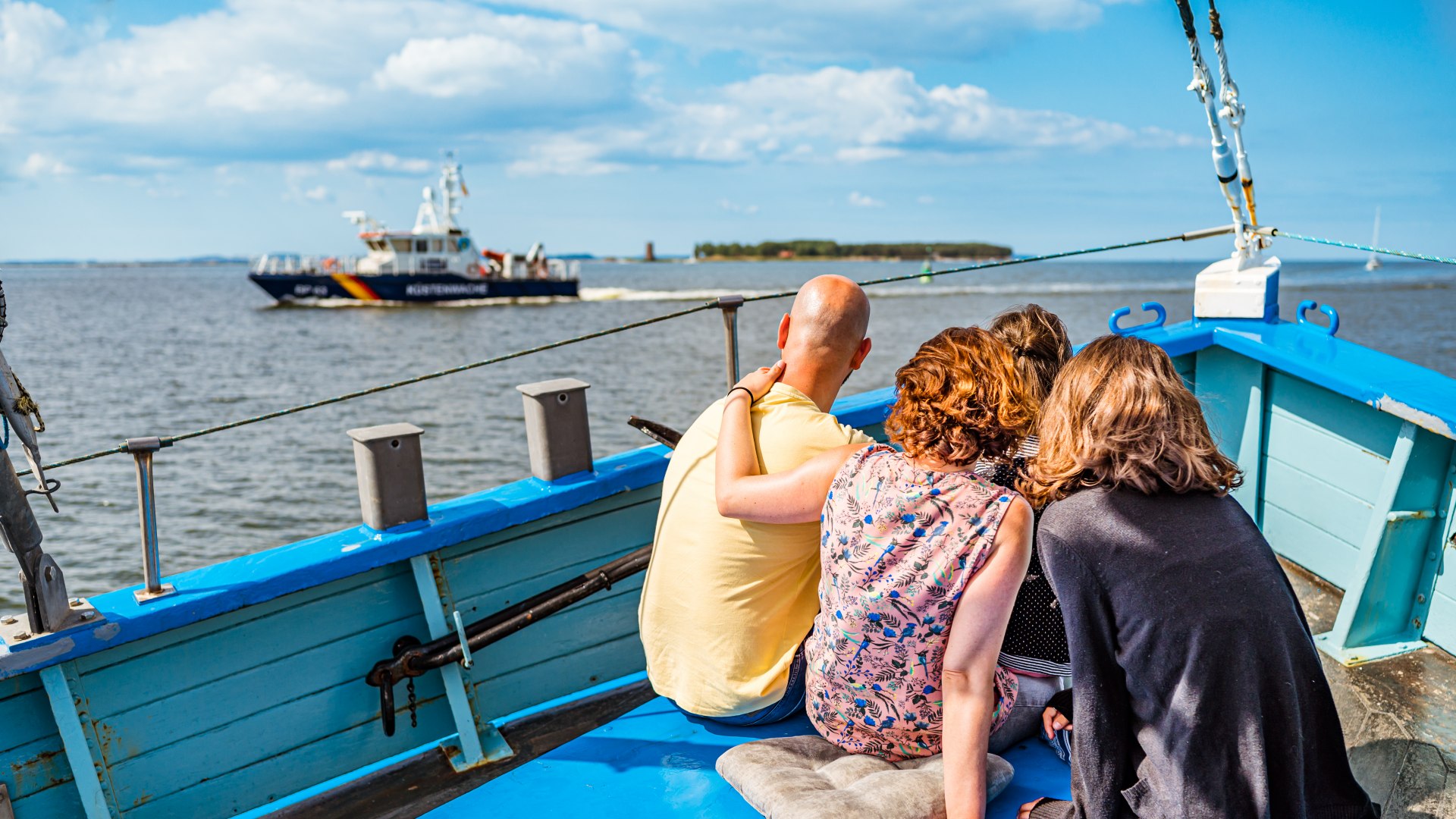 So friedlich! Bei der stillen Fahrt &uuml;ber den Greifswalder Bodden kommt die Familie zur Ruhe, genie&szlig;t die Aussicht bis nach Usedom und R&uuml;gen und h&auml;lt nach Robben Ausschau., &copy; TMV/Tiemann